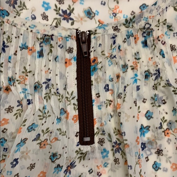 5/$20 Floral sheer sleeveless blouse - Picture 2 of 4